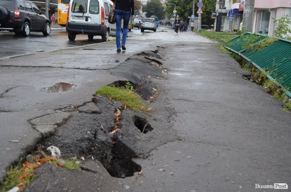 У центрі Луцька розвалюється міст. ФОТО