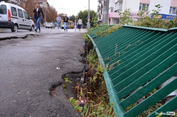 У центрі Луцька розвалюється міст. ФОТО