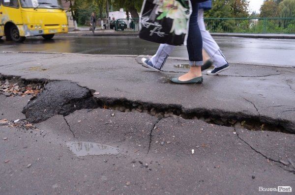 У центрі Луцька розвалюється міст. ФОТО