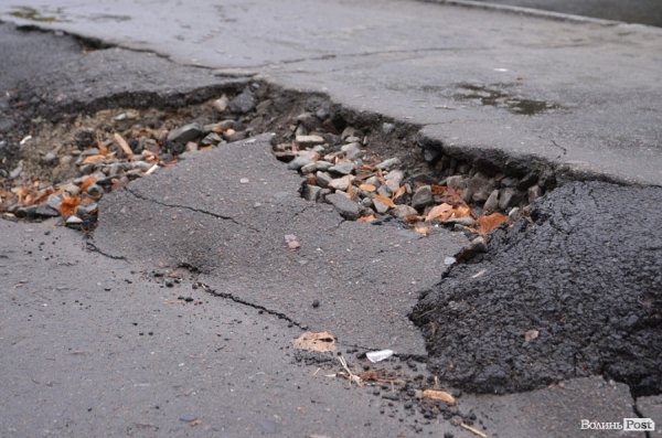 У центрі Луцька розвалюється міст. ФОТО