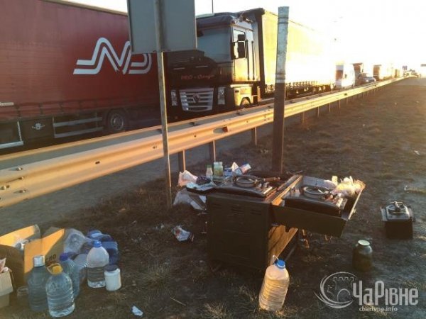 Рівняни перекрили міжнародну трасу з вимогою врятувати бійців біля Дебальцево. ФОТО