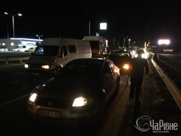 Рівняни перекрили міжнародну трасу з вимогою врятувати бійців біля Дебальцево. ФОТО