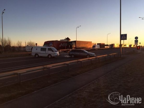 Рівняни перекрили міжнародну трасу з вимогою врятувати бійців біля Дебальцево. ФОТО