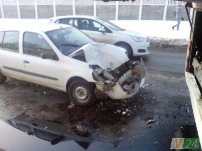 Аварія в Луцьку: легковик «наздогнав» автобус