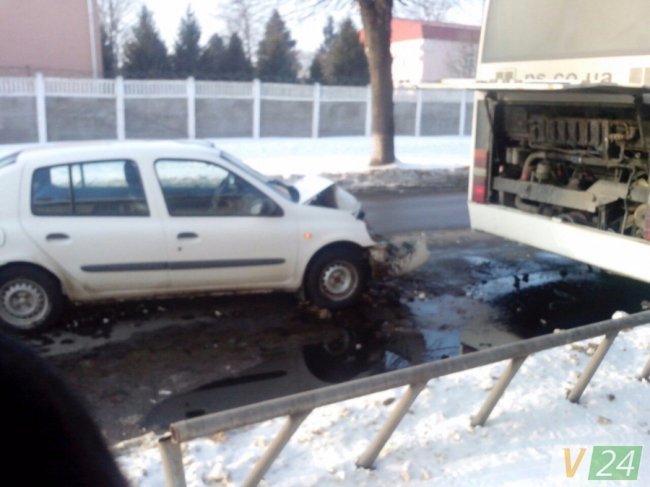 Аварія в Луцьку: легковик «наздогнав» автобус