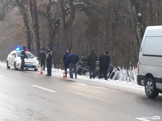 На волинській трасі бус злетів з дороги та перекинувся. ФОТО