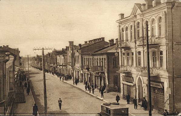 Будівля у міжвоєнний період (справа). Зображення з Національної бібліотеки Польщі