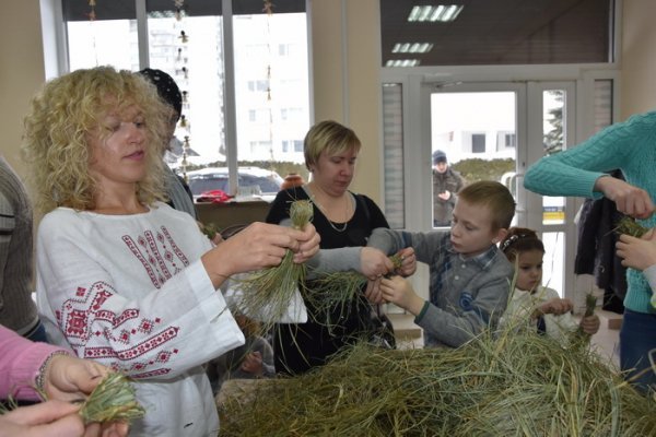 Малеча виготовляла янголят для головного луцького Дідуха