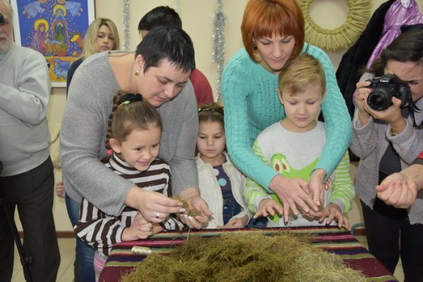 Малеча виготовляла янголят для головного луцького Дідуха