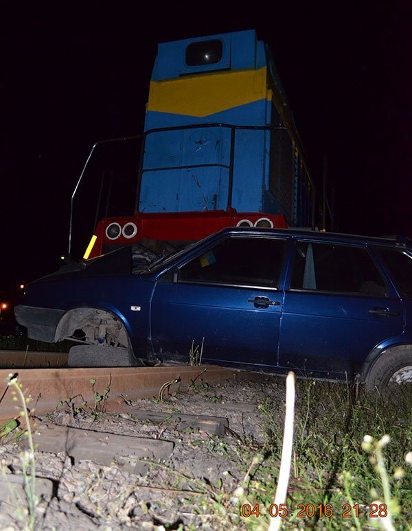 На Волині потяг понад 20 метрів просунув легковик. ФОТО. ВІДЕО