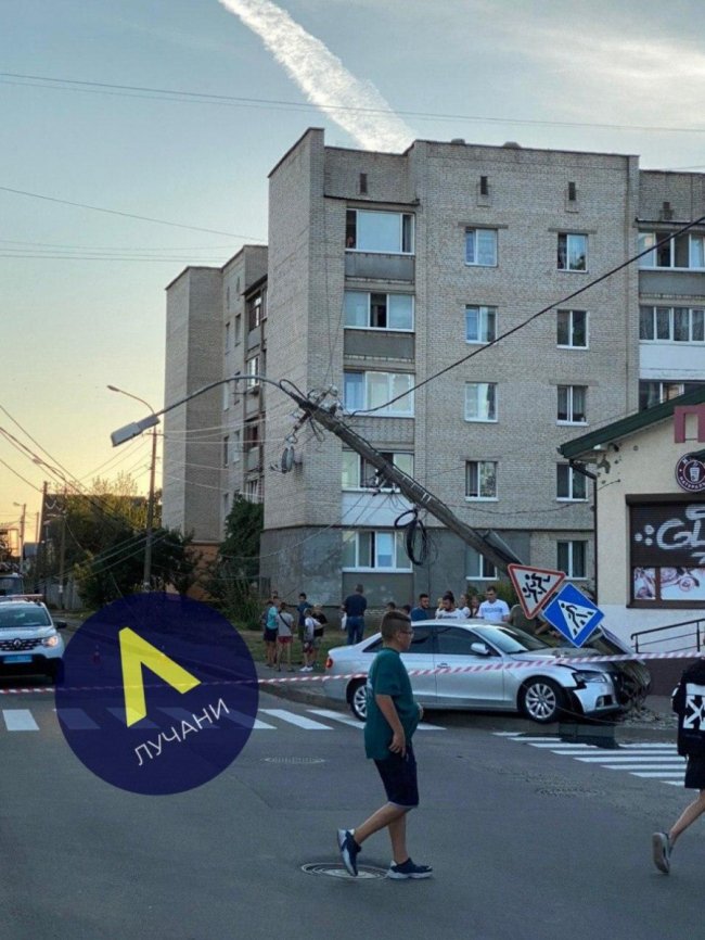 У Луцьку легковик зніс електроопору. ФОТО