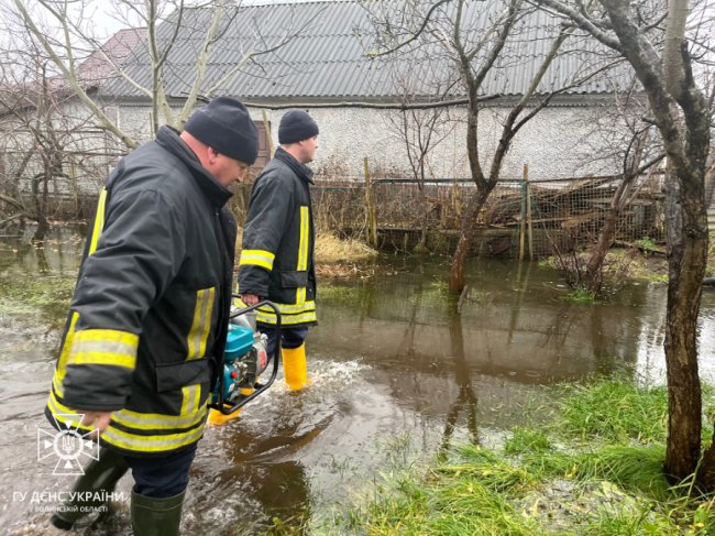У місті на Волині рятувальники відкачують воду з підтоплених присадибних ділянок