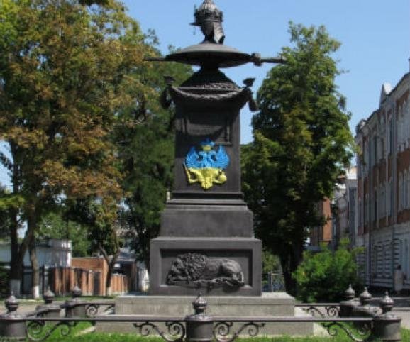 У Полтаві «українізували» пам'ятник. ФОТО