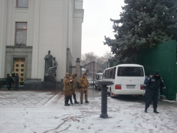 У Києві п'ятий день блокують Раду і Кабмін. ФОТО