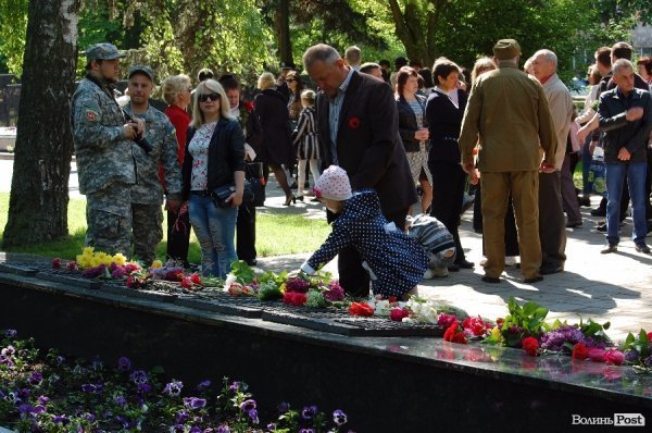 9 травня у Луцьку: квіти, сльози та молитви. ФОТО