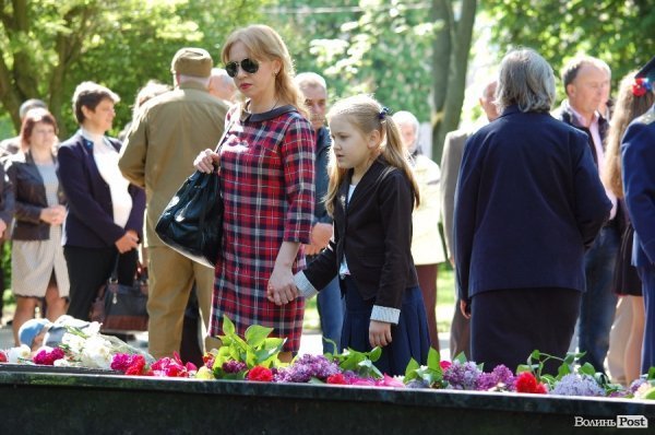 9 травня у Луцьку: квіти, сльози та молитви. ФОТО
