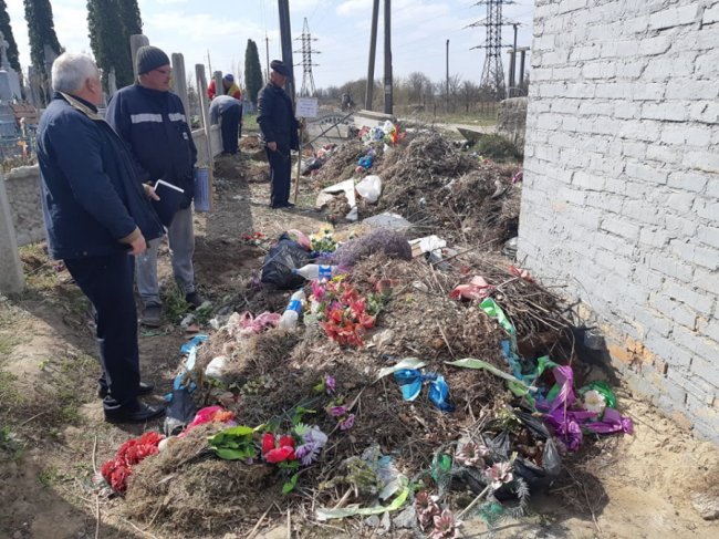 У місті на Волині люди закидали кладовище непотребом 