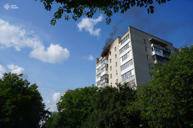 У Луцьку горіла квартира в багатоповерхівці. ФОТО, ВІДЕО