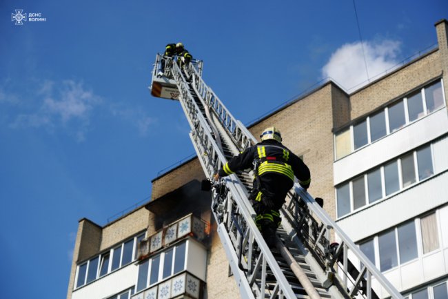 У Луцьку горіла квартира в багатоповерхівці. ФОТО, ВІДЕО