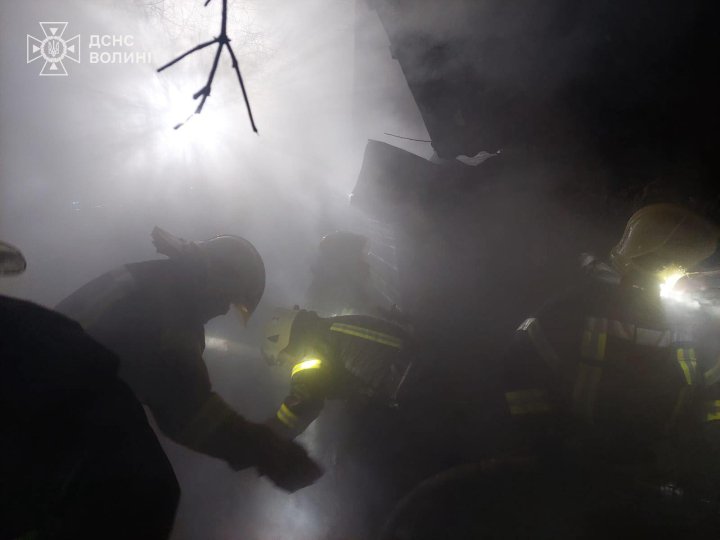 На Волині через необережне куріння загорілась господарська споруда