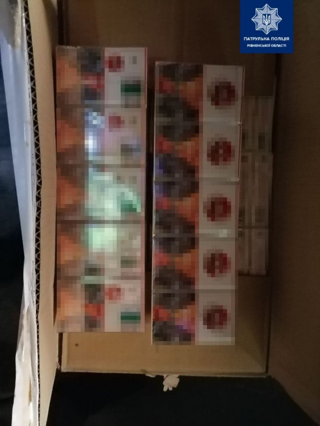 На автодорозі Київ-Ковель-Ягодин зупинили несправний бус, набитий контрабандними цигарками. ФОТО