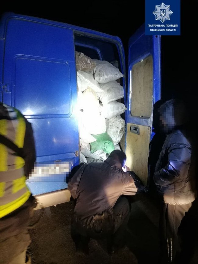 На автодорозі Київ-Ковель-Ягодин зупинили несправний бус, набитий контрабандними цигарками. ФОТО