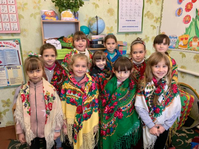 Волинянки приєдналися до флешмобу «Зроби фото з хусткою». ФОТО, ВІДЕО