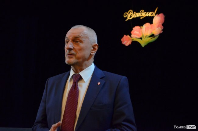 Нагороди, квіти, поцілунки: як у Луцьку театрали відзначали професійне свято. ФОТО