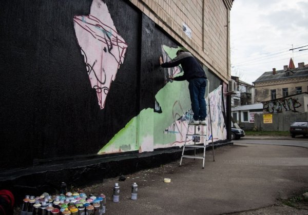 Художник, який обмалював Луцьк котами, завершив равлика. ФОТО