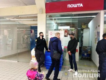 Лучанин замовив iPhone за 26 тисяч, а при отриманні на пошті намагався з ним втекти