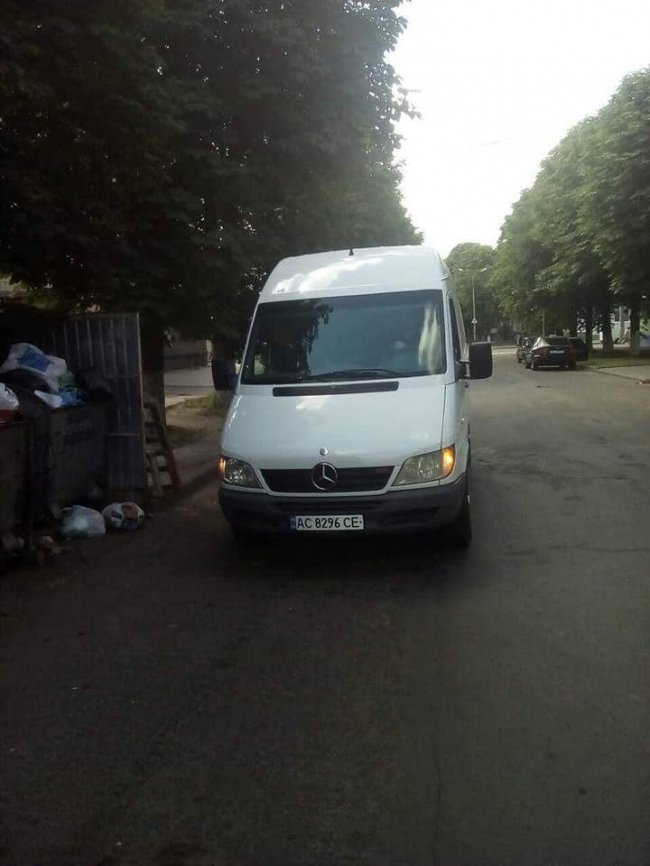 У луцькому дворі утворюється сміттєзвалище через недобросовісного підприємця. ФОТО