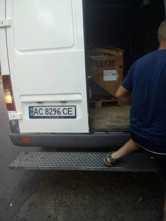 У луцькому дворі утворюється сміттєзвалище через недобросовісного підприємця. ФОТО