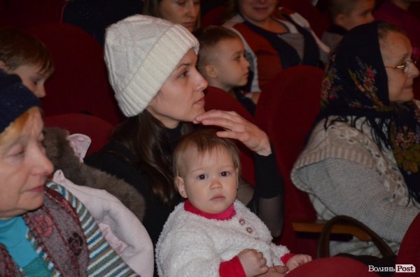 Віншування, янголи і різдвяне тепло: у Луцьку колядував фестиваль вертепів