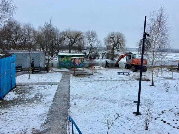 На пляжі у луцькому парку облаштують спуск у річку для зимового купання