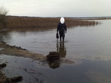 Волинянин ловив рибу з човна сіткою на території заказника. ФОТО