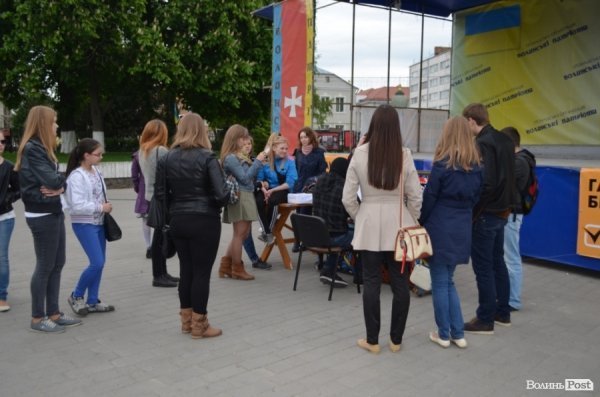 «Піаніст-екстреміст» грав у цертрі Луцька на революційному піаніно. ФОТО. ВІДЕО