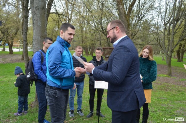 У луцькому парку «оселилися» велетенська риба, кінь і мавки. ФОТО