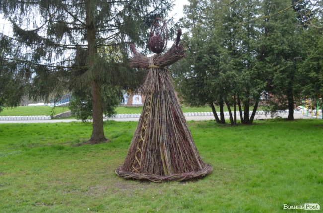 У луцькому парку «оселилися» велетенська риба, кінь і мавки. ФОТО