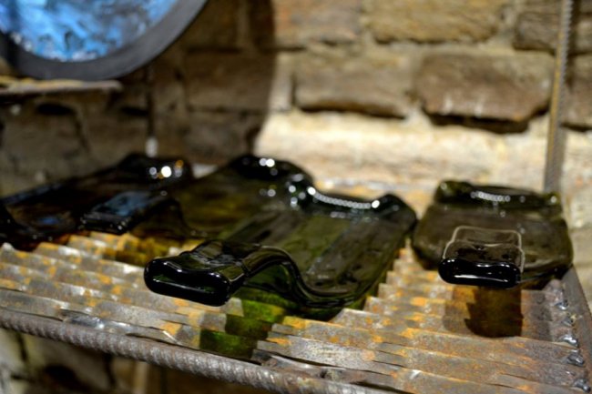 Луцька майстриня виготовляє незвичний посуд із пляшок