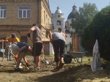 У Луцьку студенти реставрують Гостинний дворик. ФОТО. ВІДЕО