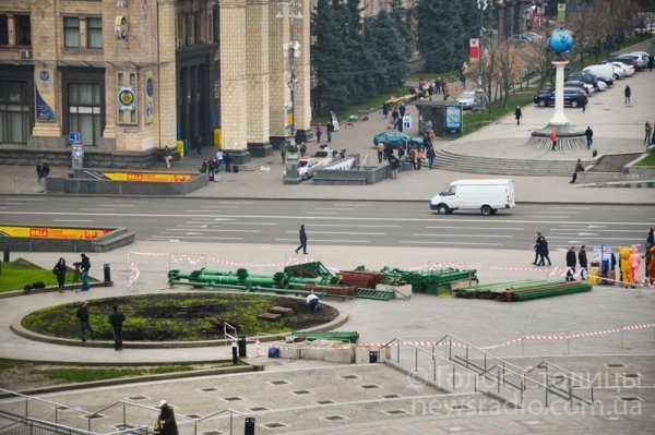 У Києві почали монтувати ялинку. ФОТО 