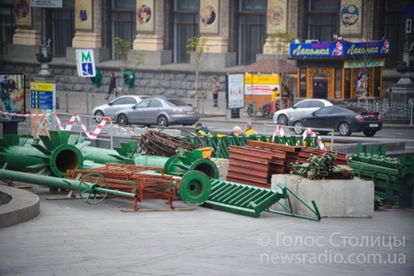 У Києві почали монтувати ялинку. ФОТО 