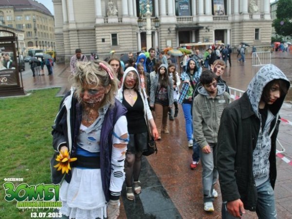 Львовом розгулювали зомбі. ФОТО. ВІДЕО
