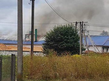 Поблизу Луцька горить завод. ВІДЕО