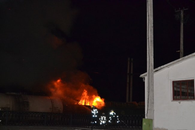 На рівненському вокзалі горів потяг. ФОТО