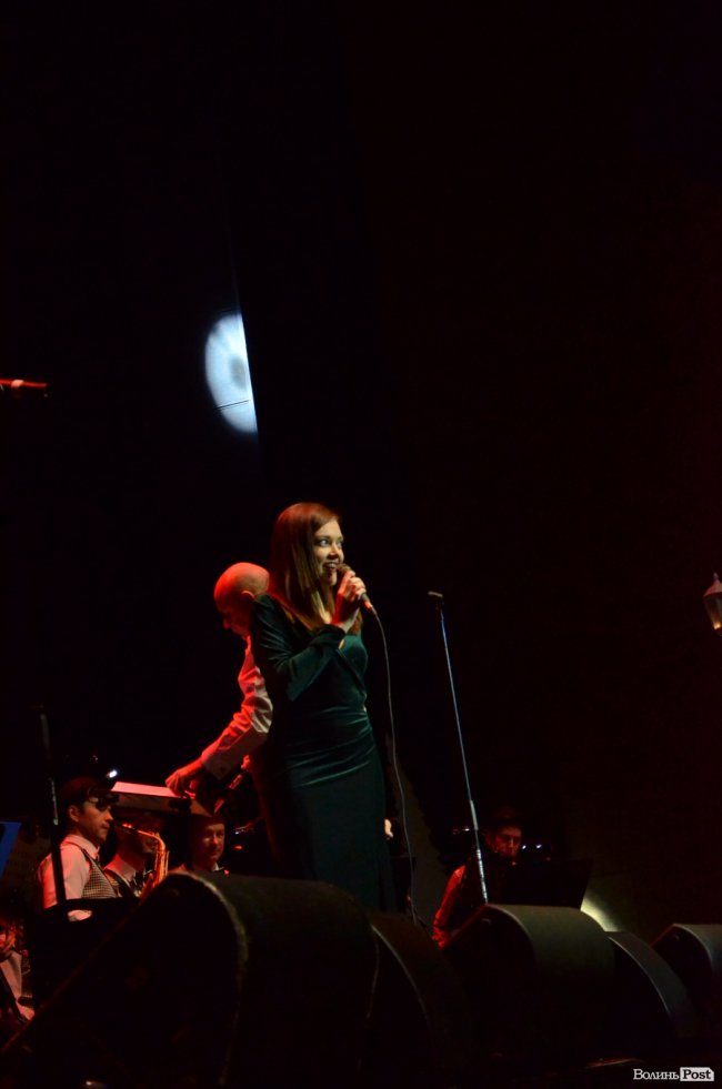 Новорічні хіти та казкова енергетика: як лучан розважали LeoBand Orchestra. ФОТОРЕПОРТАЖ