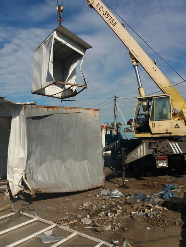 На Центральному ринку тривають роботи з демонтажу контейнерів. ФОТО