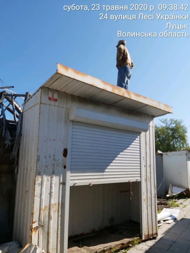 На Центральному ринку тривають роботи з демонтажу контейнерів. ФОТО