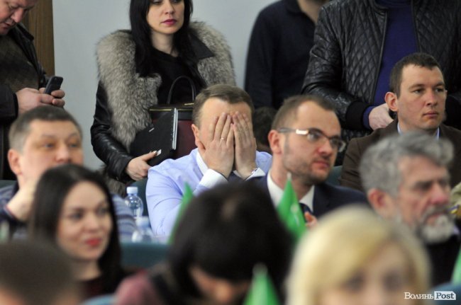 Олександр Рачков, головний юрист міськради, схопився руками за обличчя. Мабуть, щось передбачив