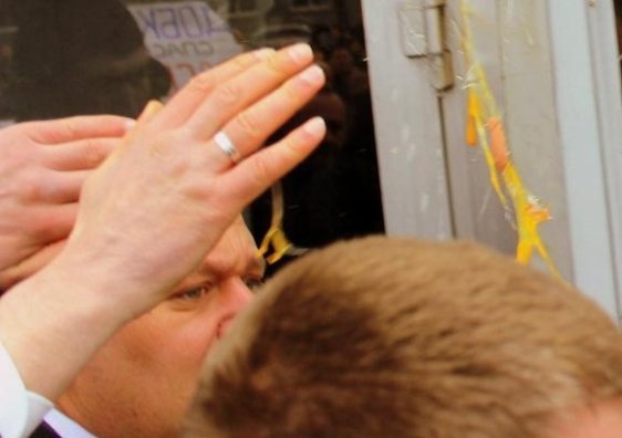 Добкіна закидали яйцями. ФОТО